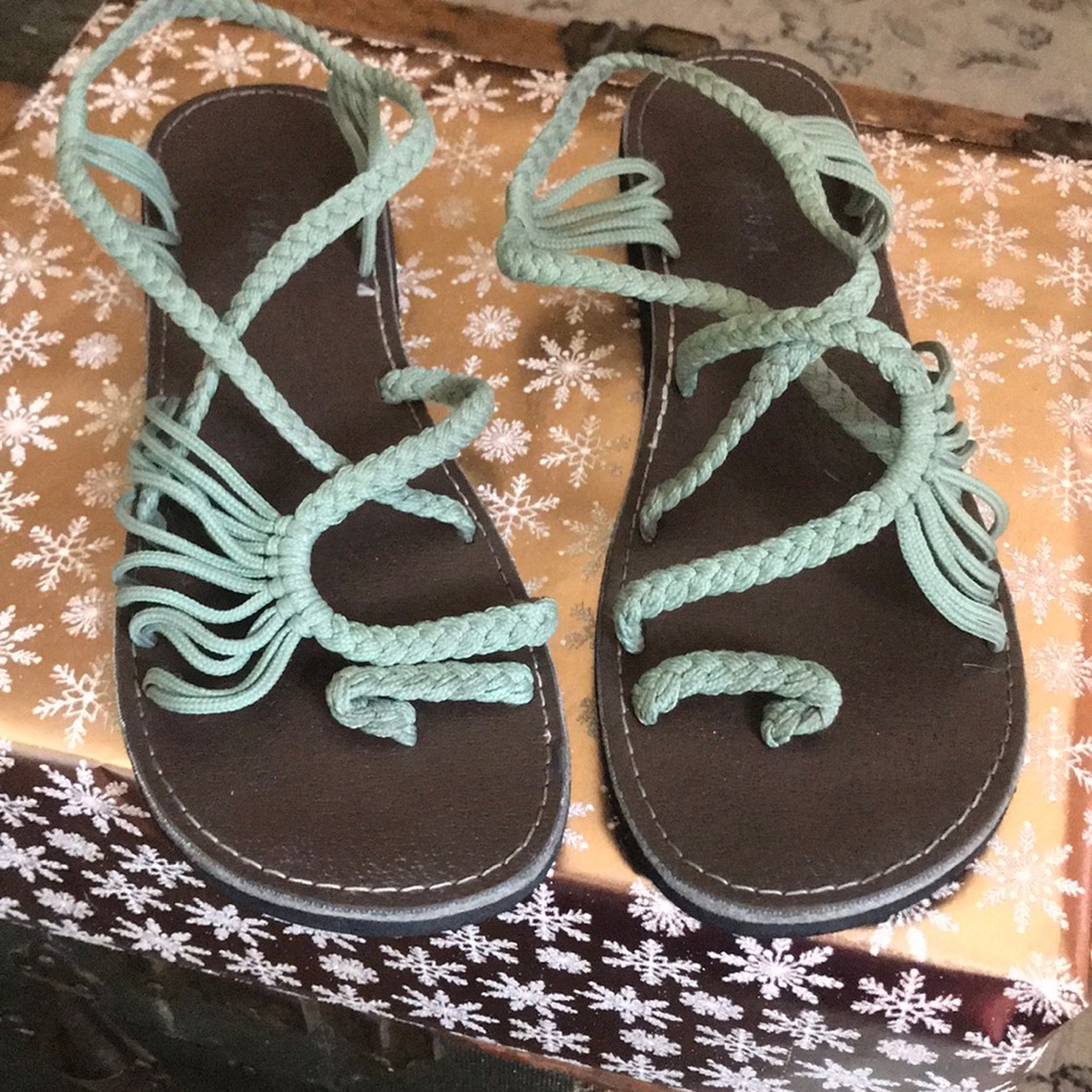 Plaka handwoven sandals